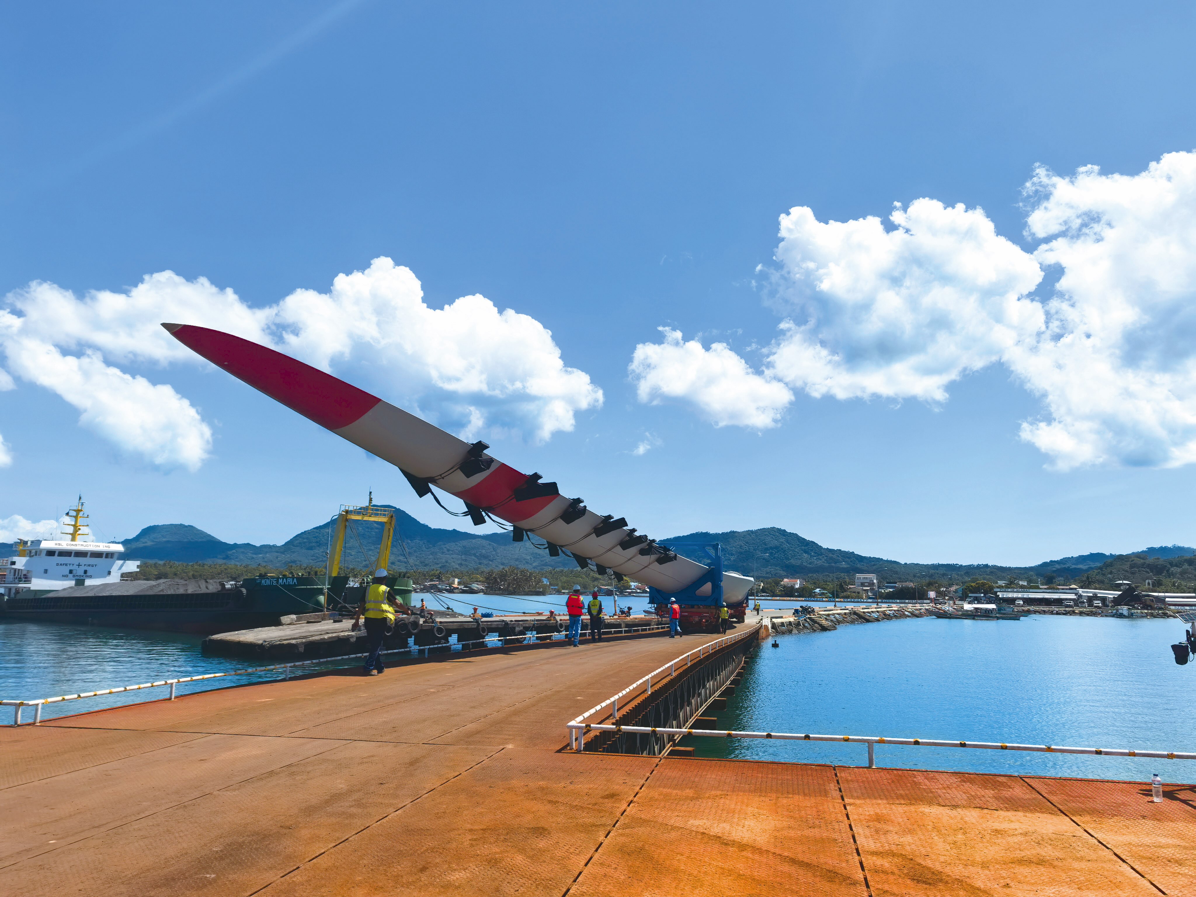 金湾时代轮成功首航 阿尔拜特临时码头喜迎风机设备
